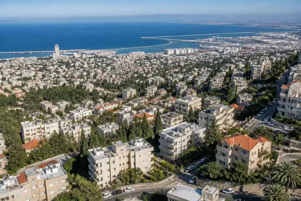 שכונות מגורים בחיפה על מדרון הכרמל עם נוף לים