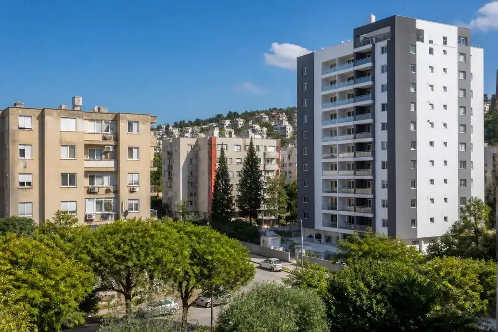 בנייני מגורים ותיקים וחדשים באזור הקריות